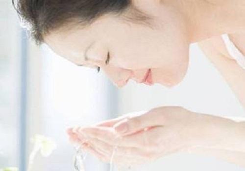 洗脸的正确步骤顺序，洗脸的正确顺序（洗脸的正确方法及步骤）