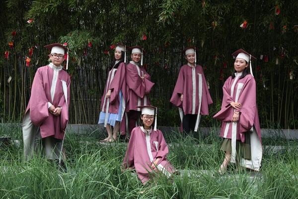 蓝色学士服是什么学位，学士服颜色分类是什么（毕业穿学位服的传统是哪来的）