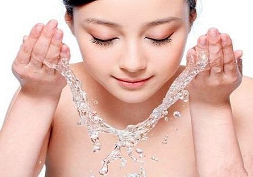 洗脸的正确步骤顺序，洗脸的正确顺序（洗脸的正确方法及步骤）