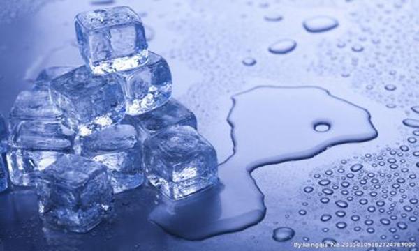 用冰块敷脸有什么好处，用冰块敷脸有什么坏处（冰块不止能降温）