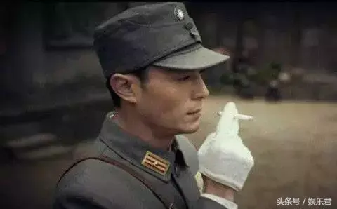 吸烟图片伤感男，吸烟男生头像微信（发哥释行宇抽烟显霸气）