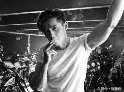 吸烟图片伤感男，吸烟男生头像微信（发哥释行宇抽烟显霸气）