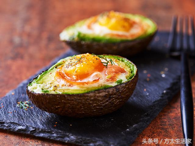 牛油果怎么看熟不熟，牛油果怎么看熟不熟需要去皮吗（牛油果怎么挑）