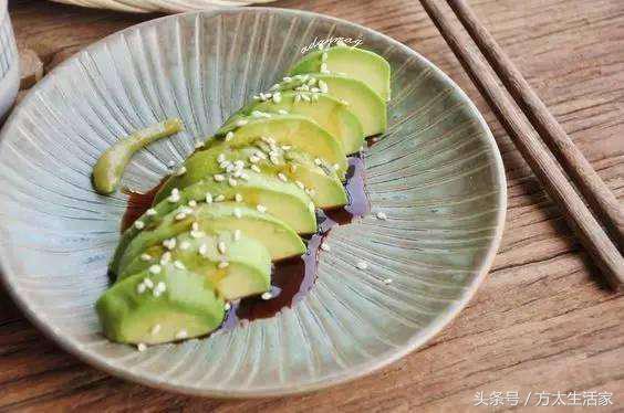 牛油果怎么看熟不熟，牛油果怎么看熟不熟需要去皮吗（牛油果怎么挑）