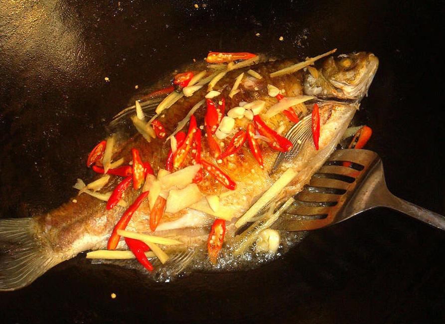 鳊鱼什么人不适合吃，哪些人不能吃鳊鱼（壮家特色美食——黄焖鳊鱼）