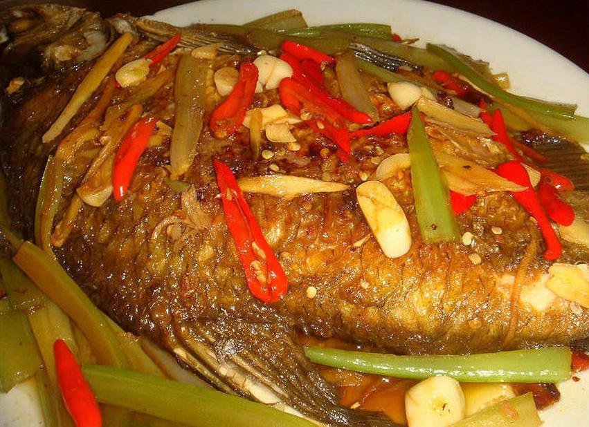 鳊鱼什么人不适合吃，哪些人不能吃鳊鱼（壮家特色美食——黄焖鳊鱼）