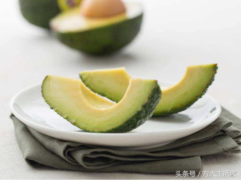 牛油果怎么看熟不熟，牛油果怎么看熟不熟需要去皮吗（牛油果怎么挑）