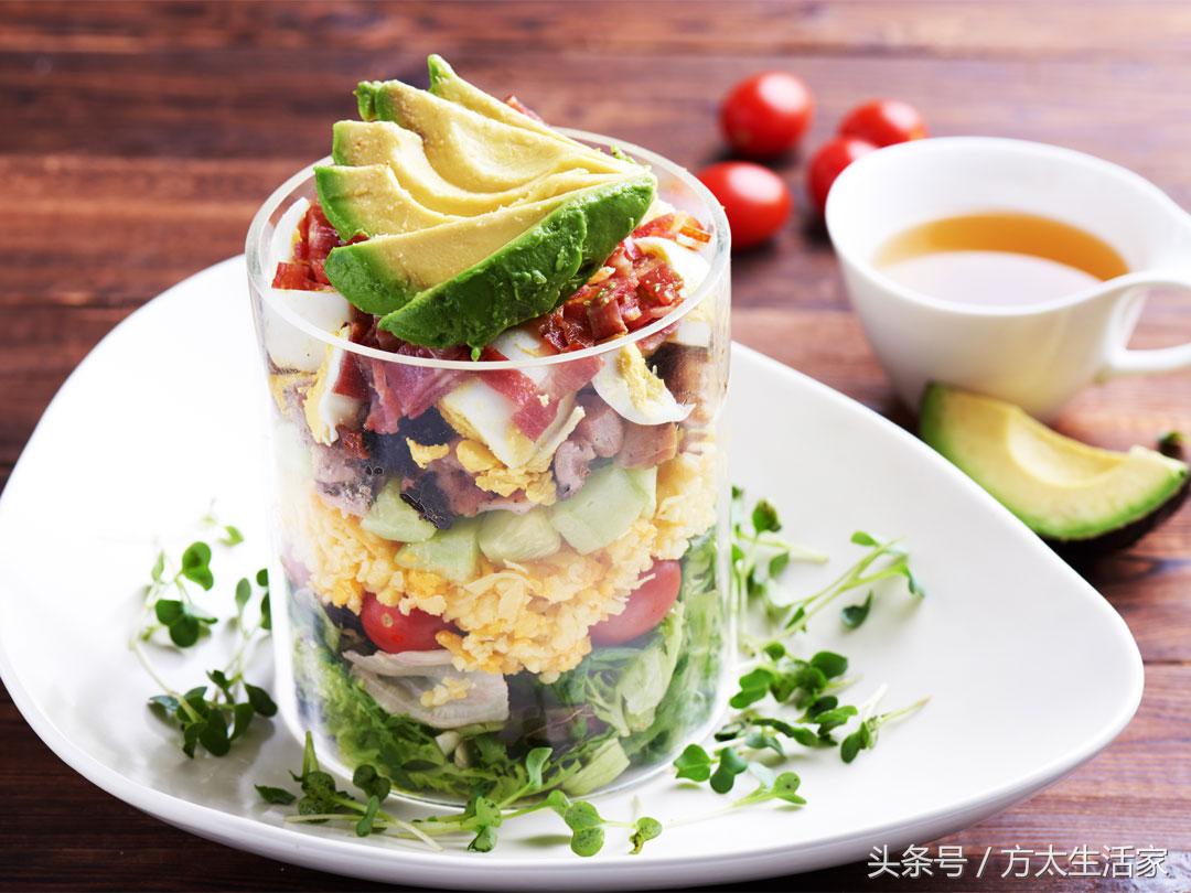 牛油果怎么看熟不熟，牛油果怎么看熟不熟需要去皮吗（牛油果怎么挑）