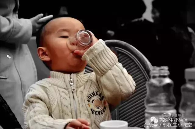 水和豆浆哪个补羊水快，8个月的孕妇羊水标准（喝豆浆能补羊水？真的假的）