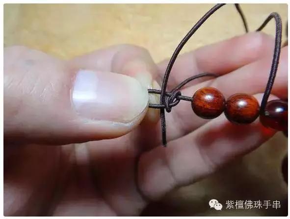 串珠手链怎么打结，佛珠手链打结（有了这个穿珠打结图解）