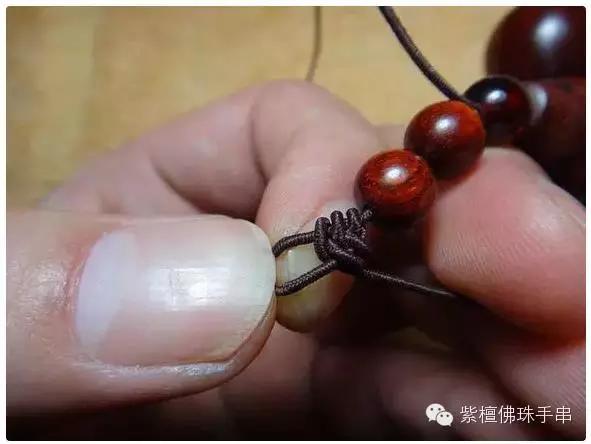 串珠手链怎么打结，佛珠手链打结（有了这个穿珠打结图解）