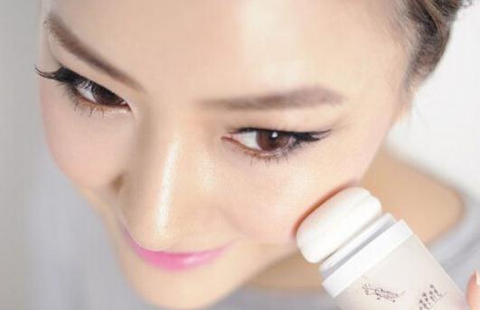 妆花掉了怎样快速补妆，化妆花妆怎么办（快速补妆的方法-脱妆怎么办）