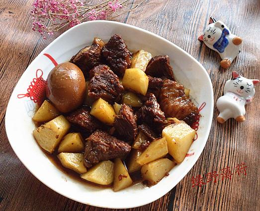 土豆烧牛肉怎么做，牛腩烧土豆的做法（土豆烧牛肉）