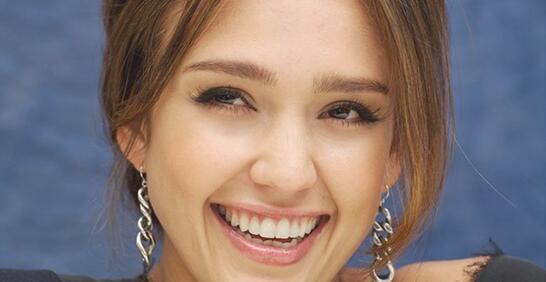 烤瓷牙几年换一次，烤瓷牙多久换一次（做烤瓷牙套能用多久）