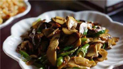 扫把菌怎么做好吃，扫把菌怎么洗（盘点最常吃的野生“界儿”）