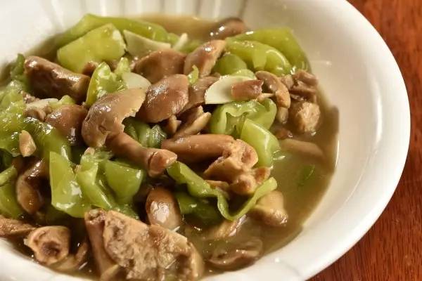 扫把菌怎么做好吃，扫把菌怎么洗（盘点最常吃的野生“界儿”）