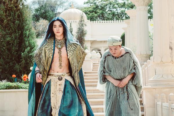 在剧中,除了男主角"河伯"的身份是来自中国古代神话,还有剧情一开始就