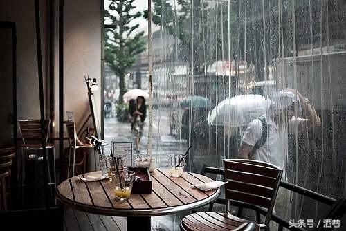 梦见下大雨路面成河，梦见路面积水成河（梦到下大雨，有什么征兆吗）