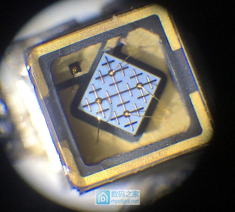 显微镜下的芯片 微观的世界原来是这样的，300倍显微镜下紫外芯片大图鉴赏
