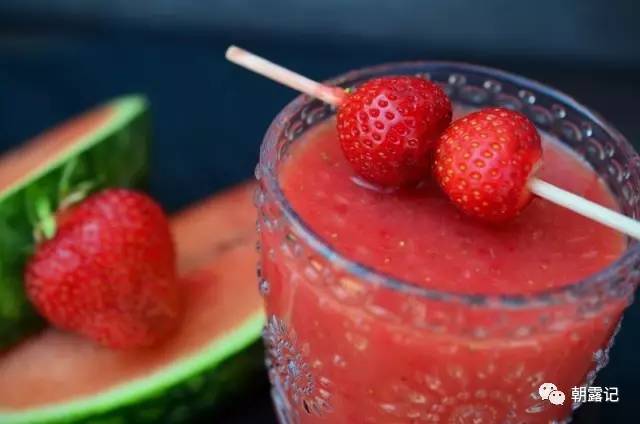 冷冻树莓怎么吃，冷冻树莓可以直接吃么（网红美食思慕雪的自制方法）