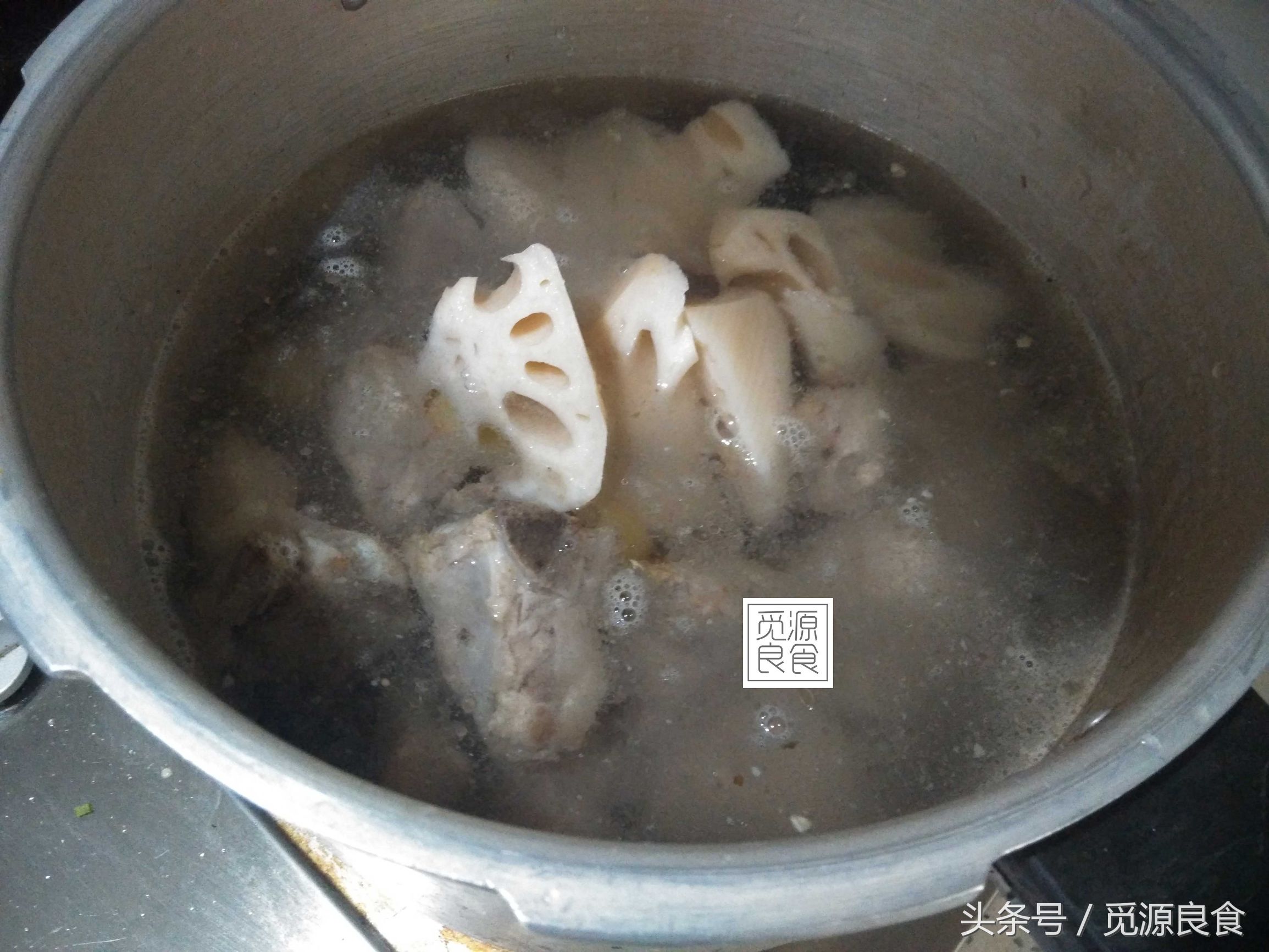 龙骨为什么比排骨便宜，龙骨为什么比排骨便宜很多（搭配莲藕或者萝卜老幼皆宜、清单营养）