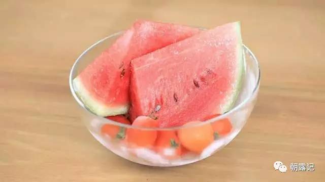 冷冻树莓怎么吃，冷冻树莓可以直接吃么（网红美食思慕雪的自制方法）