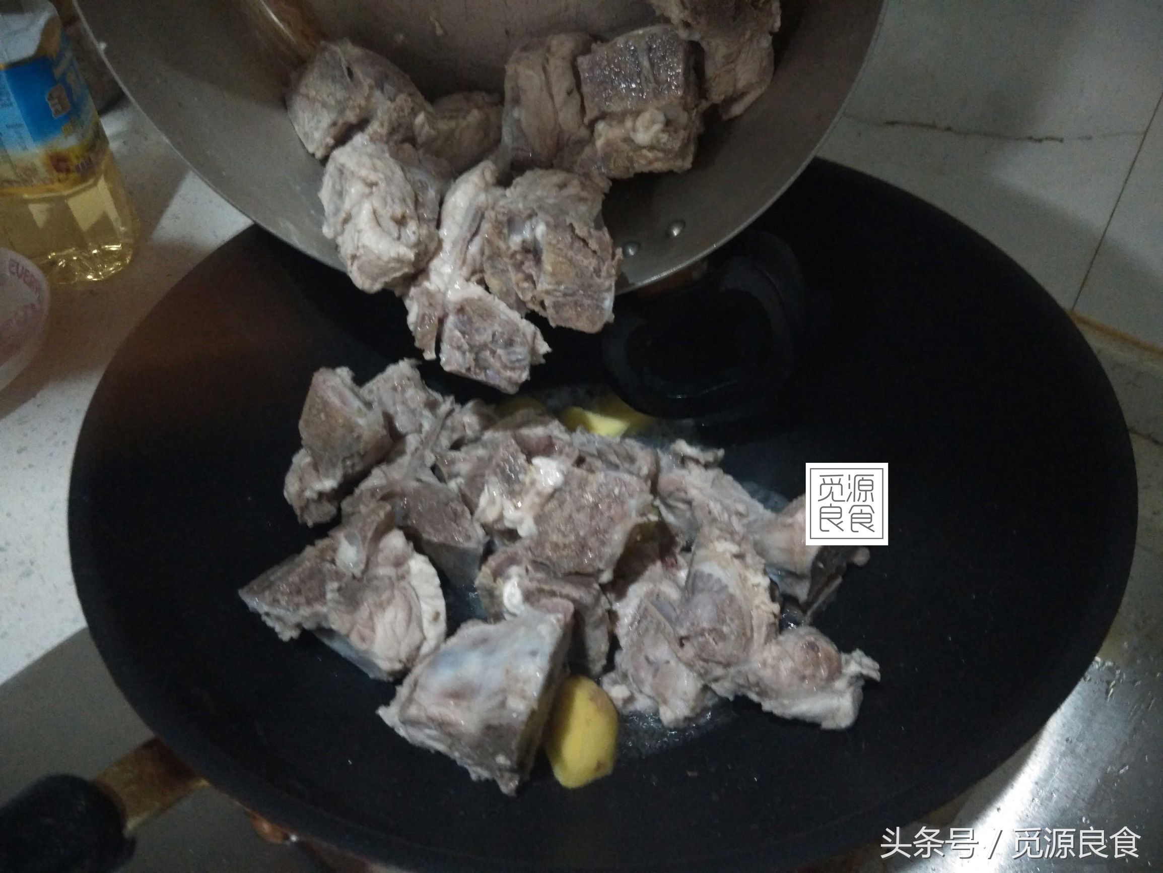 龙骨为什么比排骨便宜，龙骨为什么比排骨便宜很多（搭配莲藕或者萝卜老幼皆宜、清单营养）