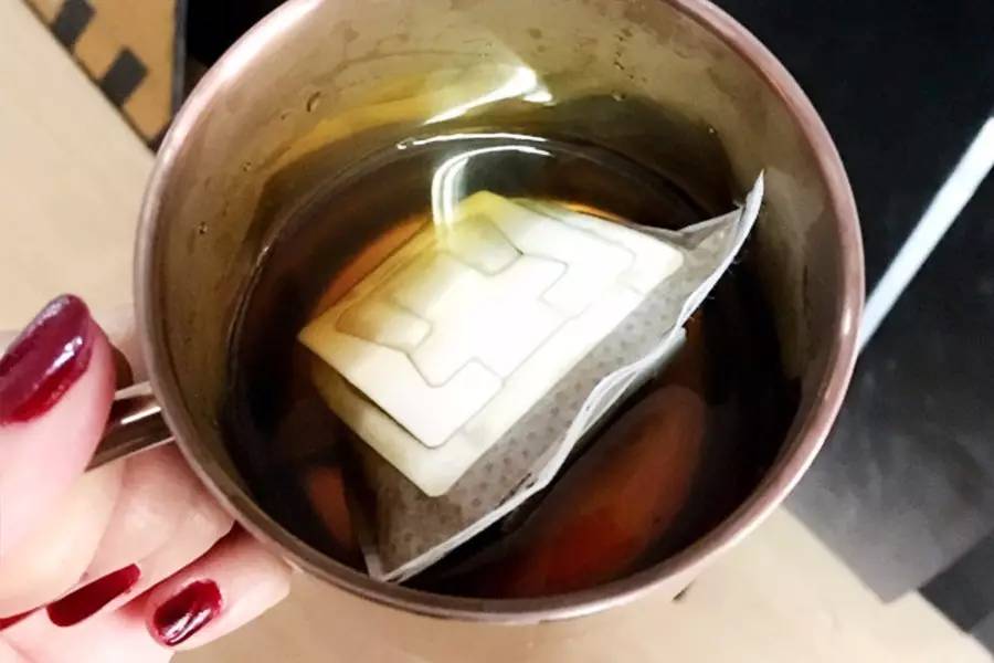 滴滤挂耳式咖啡的冲泡方法，滴滤挂耳式咖啡冲泡方法图解（办公室白领都喜欢喝的挂耳咖啡到底怎么泡）