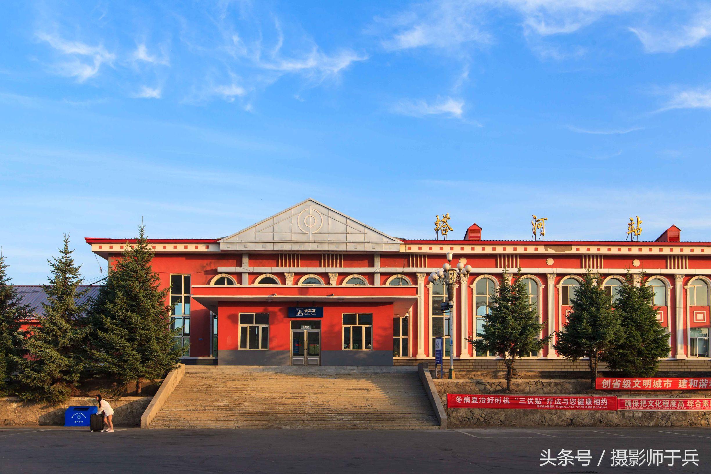 省北部,伊勒呼里山北麓,是中国最北部的两个县份之一,东邻呼玛县,西接