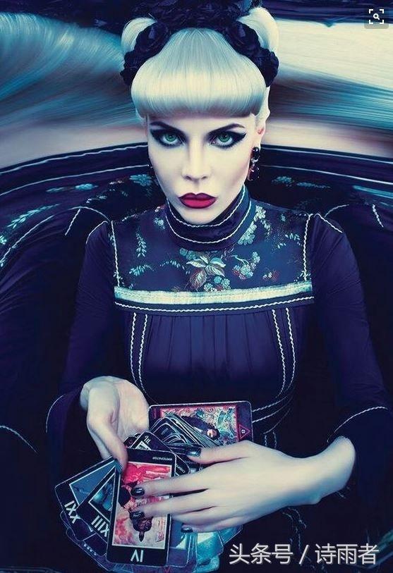 朱莉王(julie vang) , 出生于拉脱维亚的里加,毕业于伦敦皇家艺术学院