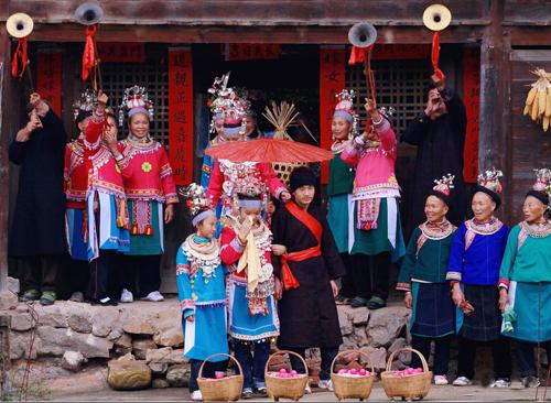 独龙族有什么风俗习惯，独龙族的风俗有哪些（蒙古族客人不能坐西炕）