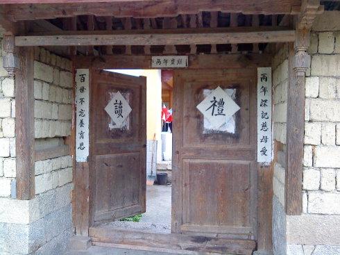 守孝是什么意思，贴蓝色对联什么意思（父母去世后子女要守孝三年）