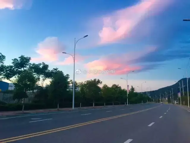九天开出一成都是李白的哪首诗，九天开出一成都出自李白的哪首诗（李白“九天开出一成都”盛景再现）