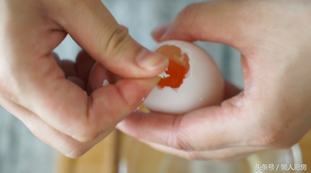 生鸭蛋腌咸了快速变淡，鸭蛋太咸怎样变淡（还省去了不会包的麻烦）