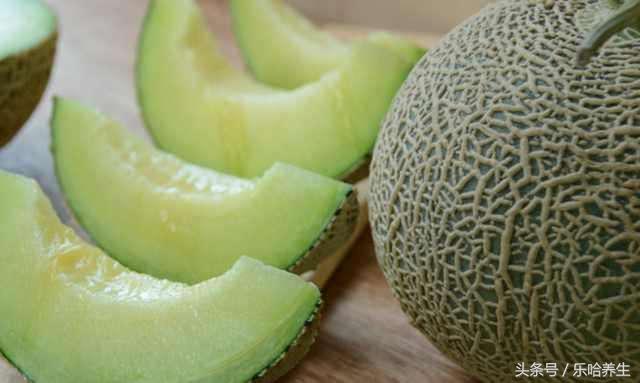 哈密瓜上火还是下火，哈密瓜的作用与功效（揭哈密瓜的5大功效）
