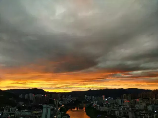 九天开出一成都是李白的哪首诗，九天开出一成都出自李白的哪首诗（李白“九天开出一成都”盛景再现）