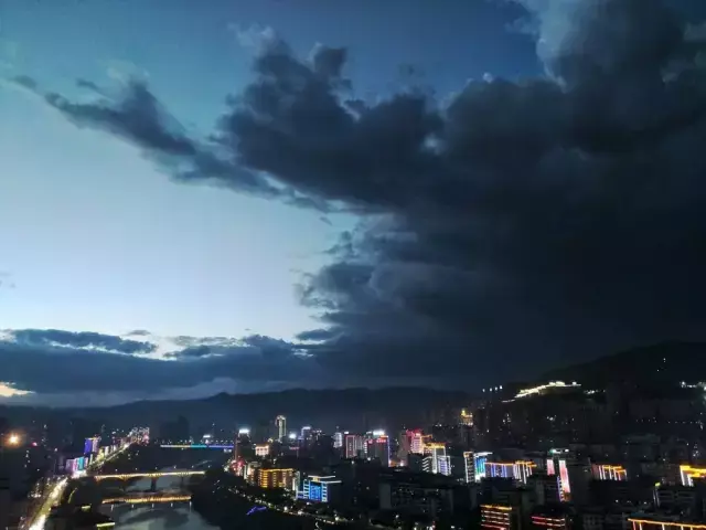 九天开出一成都是李白的哪首诗，九天开出一成都出自李白的哪首诗（李白“九天开出一成都”盛景再现）