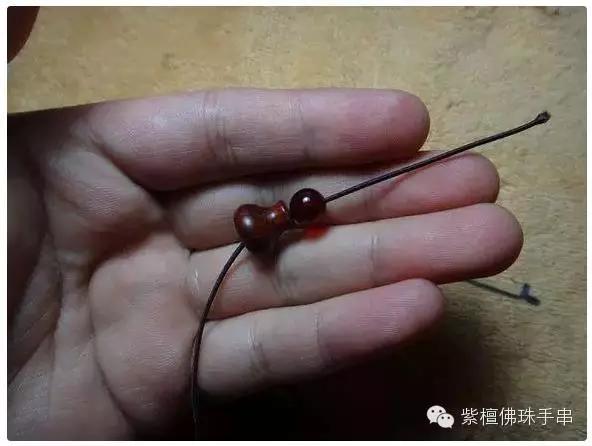串珠手链怎么打结，佛珠手链打结（有了这个穿珠打结图解）