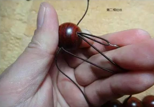 串珠手链怎么打结，佛珠手链打结（有了这个穿珠打结图解）