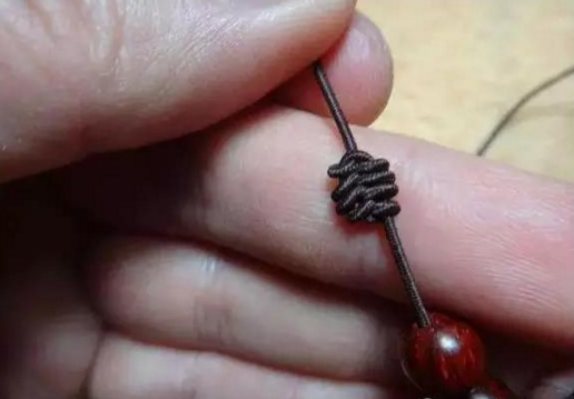 串珠手链怎么打结，佛珠手链打结（有了这个穿珠打结图解）