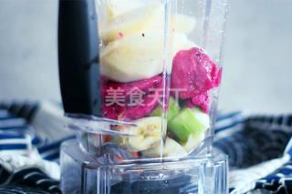 火龙果黄瓜香蕉可以一起榨汁么，香蕉火龙果黄瓜番茄可以一起榨汁吗（火龙果养颜果蔬汁）