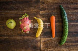 火龙果黄瓜香蕉可以一起榨汁么，香蕉火龙果黄瓜番茄可以一起榨汁吗（火龙果养颜果蔬汁）