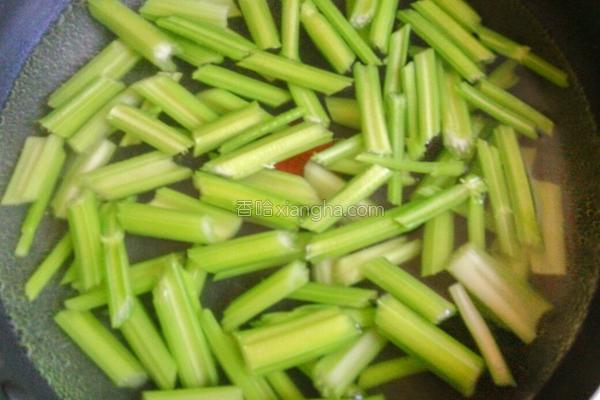 芹菜炒鸡蛋的做法，苦瓜炒蛋的做法步骤视频（鸡蛋炒芹菜）