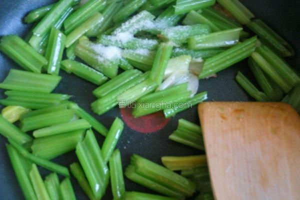芹菜炒鸡蛋的做法，苦瓜炒蛋的做法步骤视频（鸡蛋炒芹菜）