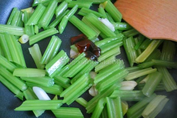 芹菜炒鸡蛋的做法，苦瓜炒蛋的做法步骤视频（鸡蛋炒芹菜）