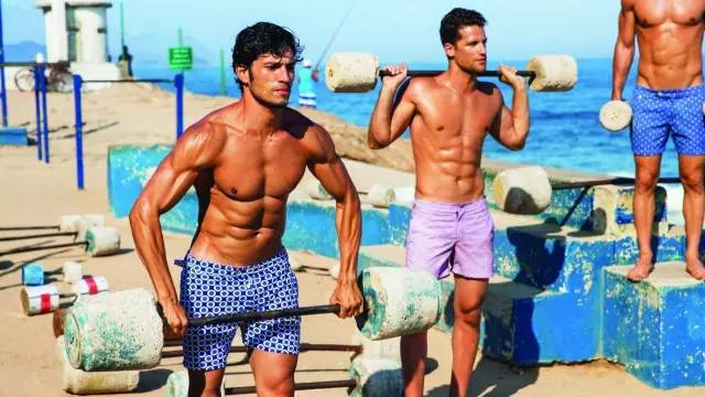 泳裤里面穿内裤吗，男士泳裤里面还要穿内裤吗（单品丨虽然便宜常见）