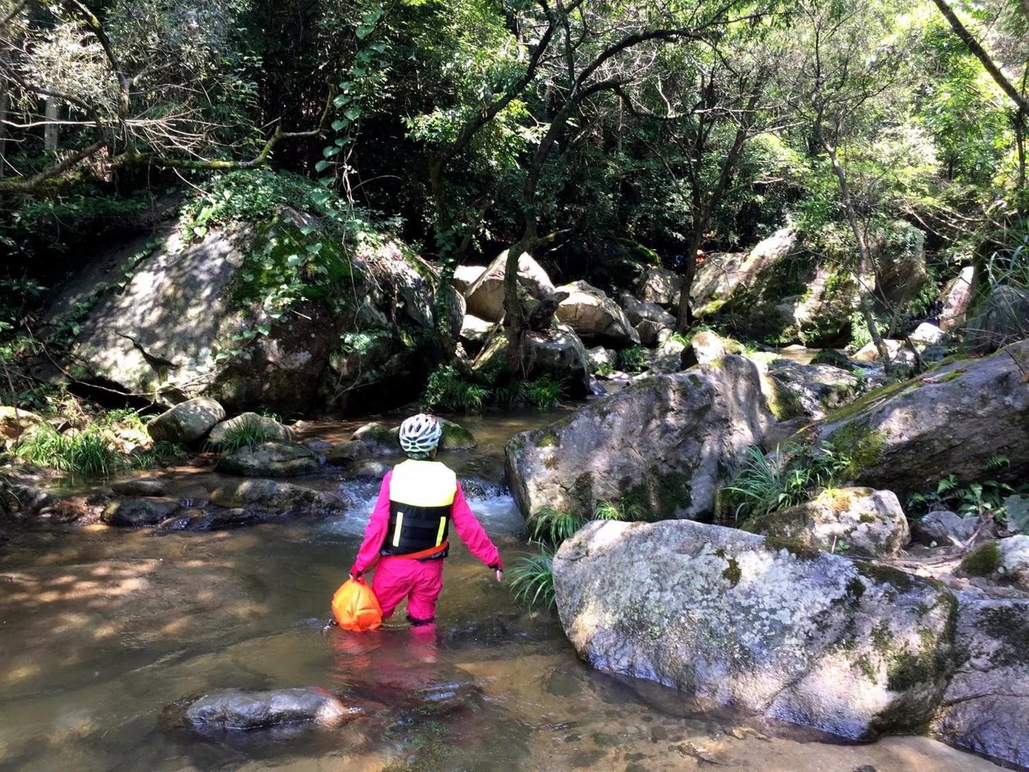 溯溪鞋是什么鞋，朔溪鞋是什么（爬山涉水洛弛红——Clorts/洛弛红速干溯溪鞋体验报告）