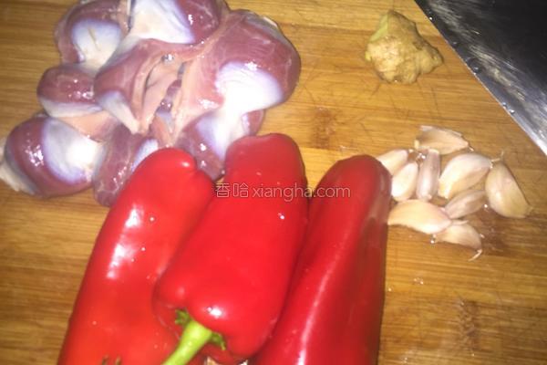 鸡胗怎么炒又嫩好吃，青椒鸡胗需要放酱油吗（辣椒炒鸡胗）