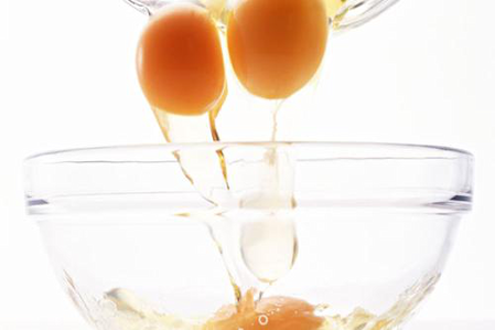 鸡蛋清洗头方法，用鸡蛋清洗头的正确方法（古人乌黑亮丽的长发如何保养）