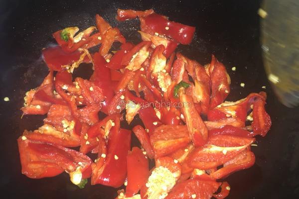 鸡胗怎么炒又嫩好吃，青椒鸡胗需要放酱油吗（辣椒炒鸡胗）